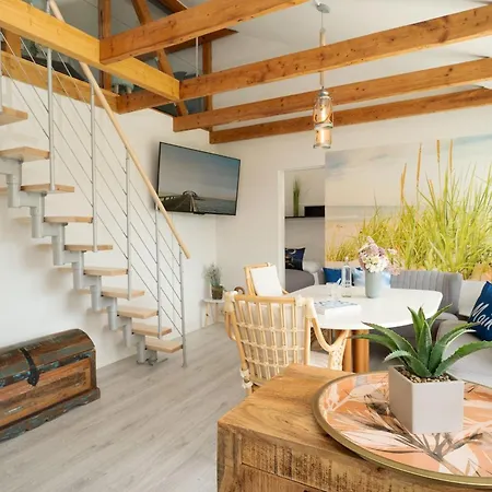 Elly's Luetten Leuchtturm Ost *