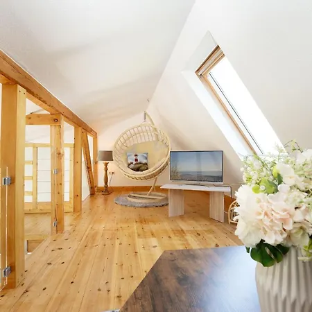 Elly's Luetten Leuchtturm Ost *